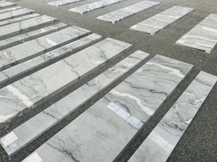 ¿Mármol o piedra sinterizada para las escaleras?
