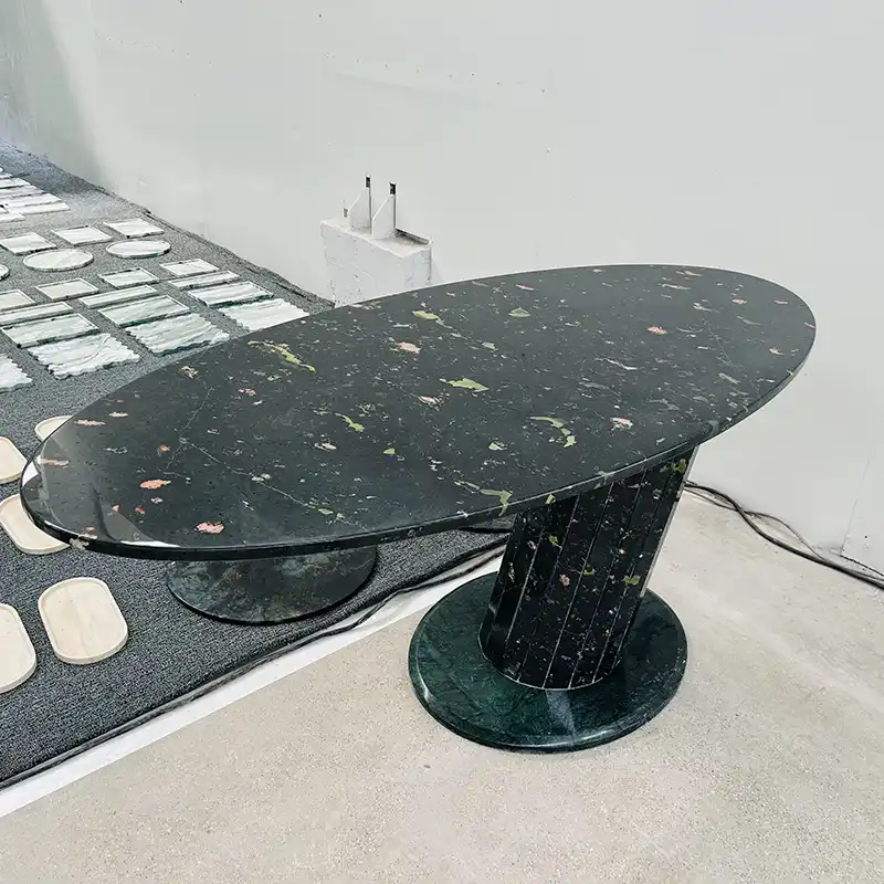 Mesa de comedor de mármol verde